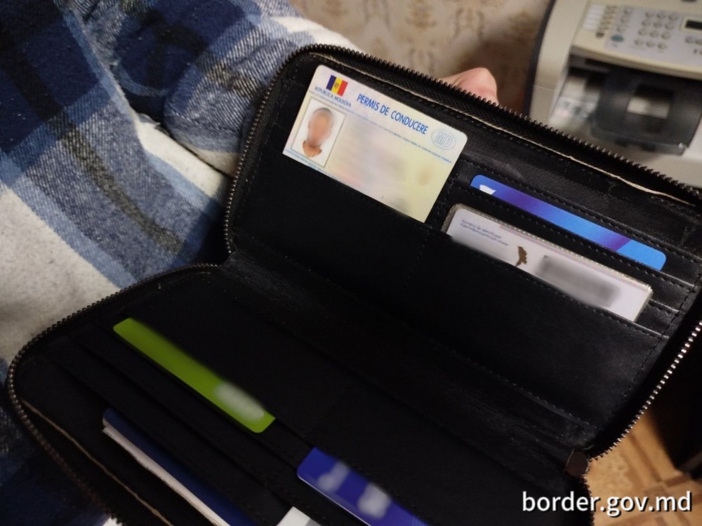 Doi moldoveni prinși la frontieră cu acte false: Cu cât și-a „cumpărat” permisul de conducere